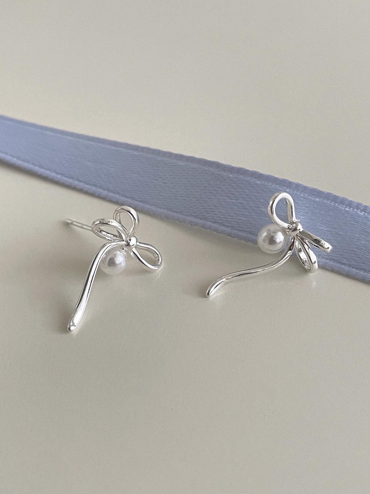 

Серьги-пусеты с жемчугом в стиле Сяосянфэн, женские изысканные нишевые серьги с бантом из ленты, серьги с серебряной иглой, универсальные серьги в стиле инс 925 silver needle