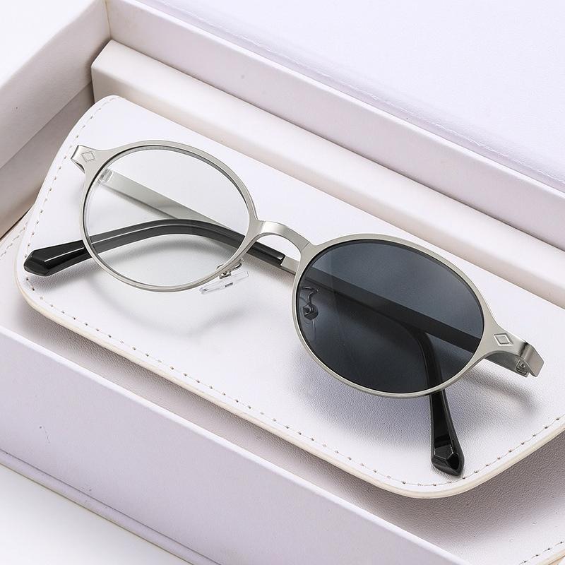 Outdoor Photochromic Myopia Glasses for Men Luxury Designer Metal Oval Frame Color Changing Near Sight Eyeglasses Outdoor Eye Protection Eyewear