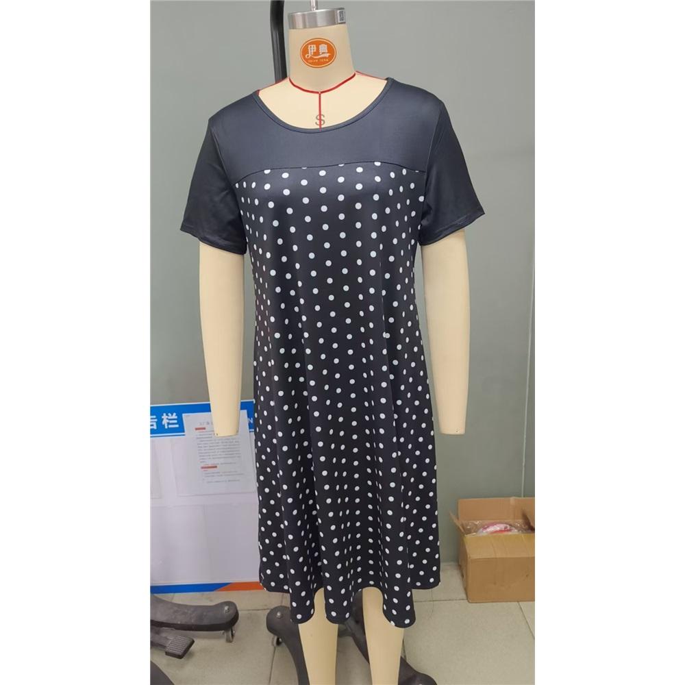Rochie de pijama pentru femei cu mânecă scurtă, gât rotund, buline. Rochie confortabilă
