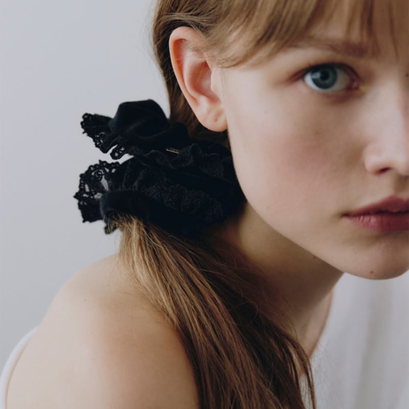 VINTAGE HOLLYWOOD Rose Lace Velvet Scrunchie_VH2579HB004M