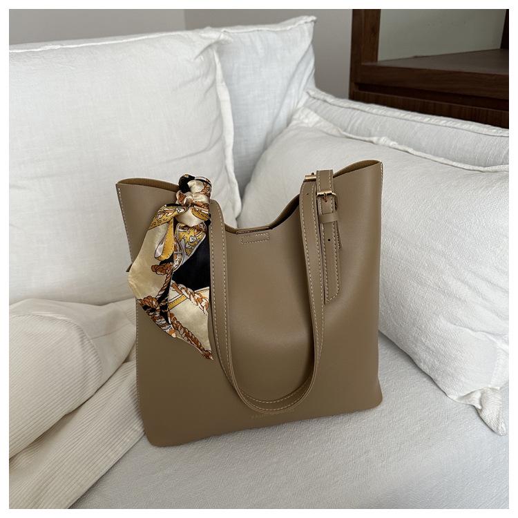 

2025 Большая женская сумка через плечо - Универсальная, простая сумка-тоут для поездок с шарфом хаки