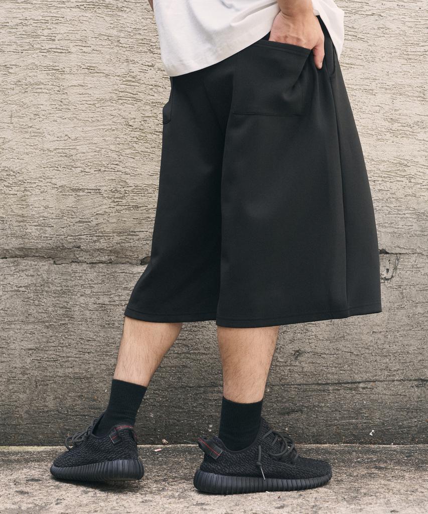 Beokeuldaun Comfort One-Pleat Long Wide Bermuda Sweatpants (Black)