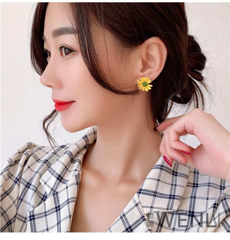 Daisy Sunflower Stud Earrings - Summer Chrysanthemum White Flowers, Perfect Vacation Style