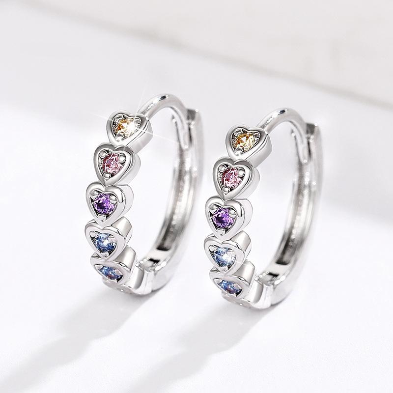 

Новые серьги-кольца в форме сердца из циркона радужной расцветки от BELLA BOX подходят для повседневной носки и вечеринок.