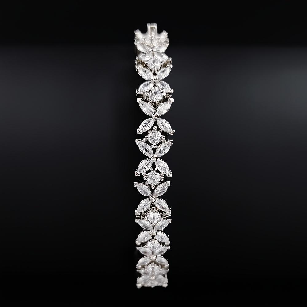 1PC Fashionable and Elegant Hydrangea Shape Synthetic Zircon Bracelet, Niche Design Adjustable Super Flash Synthetic Zircon Jewelry Versatile Bracelet