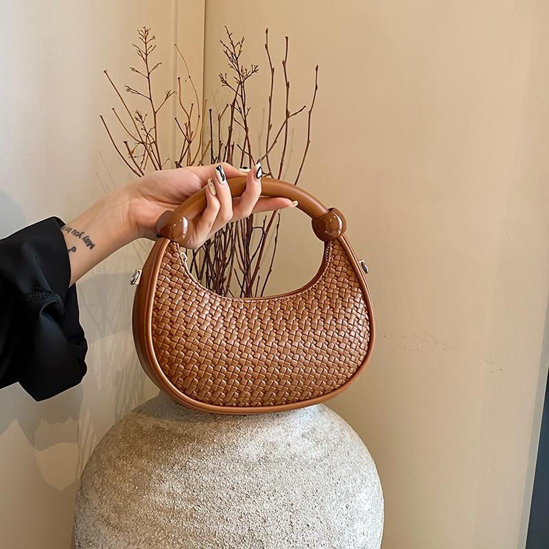 IELGY Retro Woven Messenger Bag Niche Design Portable Commuter Dumpling Bag