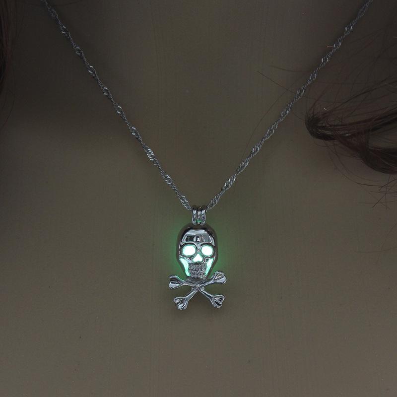 

Luminous Skull Collarbone DIY Necklace for Halloween Jewelry