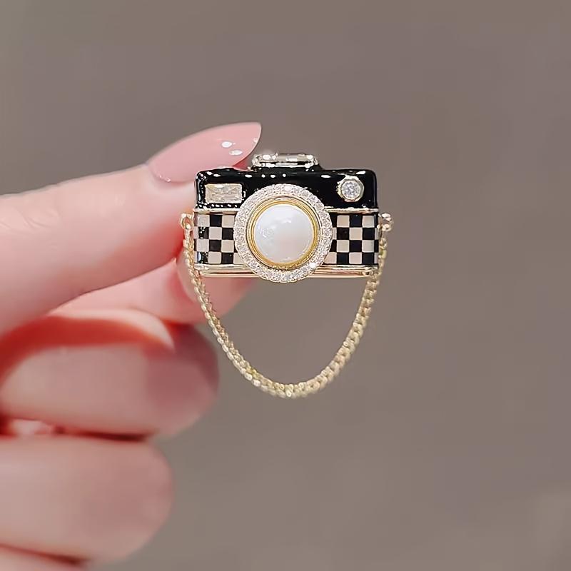 

[Retro Camera Brooch] Vintage Goldplated Rhinestone Camera Brooch Pin | Elegant Zinc Alloy Jewelry with Checkered Flag Design | Perfect for Parties, D