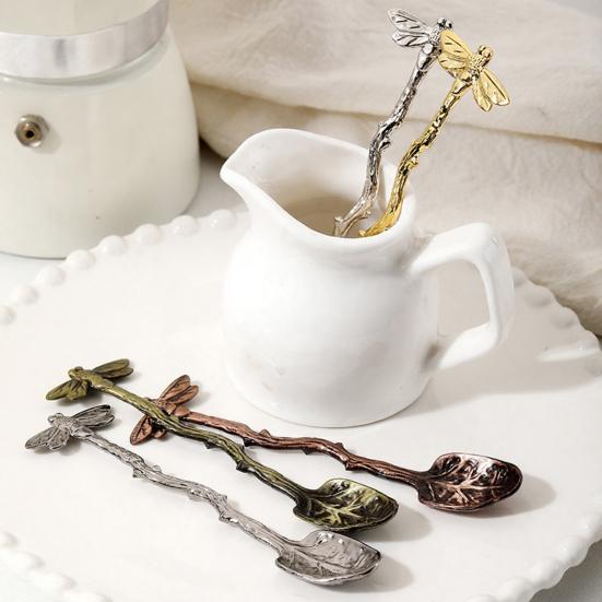Cuillère à café métallique en forme de feuille avec manche libellule Résistante à l'oxydation Surface lisse Agitateur à café Élégant accessoire à café