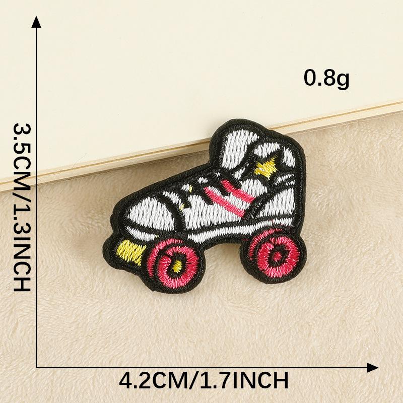 Kreslená oční náplast a vyšívaný odznak na oblečení