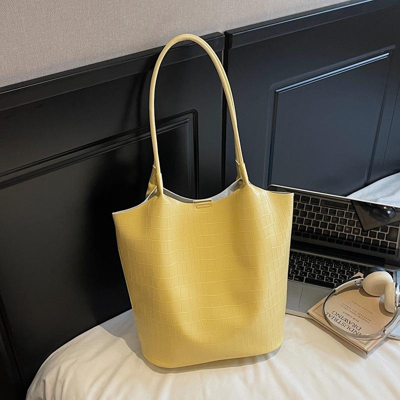 Simple and large-capacity bag women's 2025 summer new lightweight Tongkan shoulder bag high value tote bag bucket bag