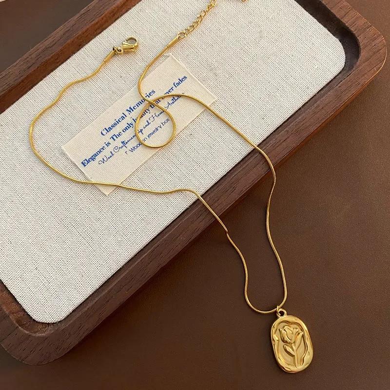 New Fashion Simple Metal Wrinkled Stereoscopic Flowers Pendant Necklace for Women Charm Temperament Clavicle Chain Party Jewelry