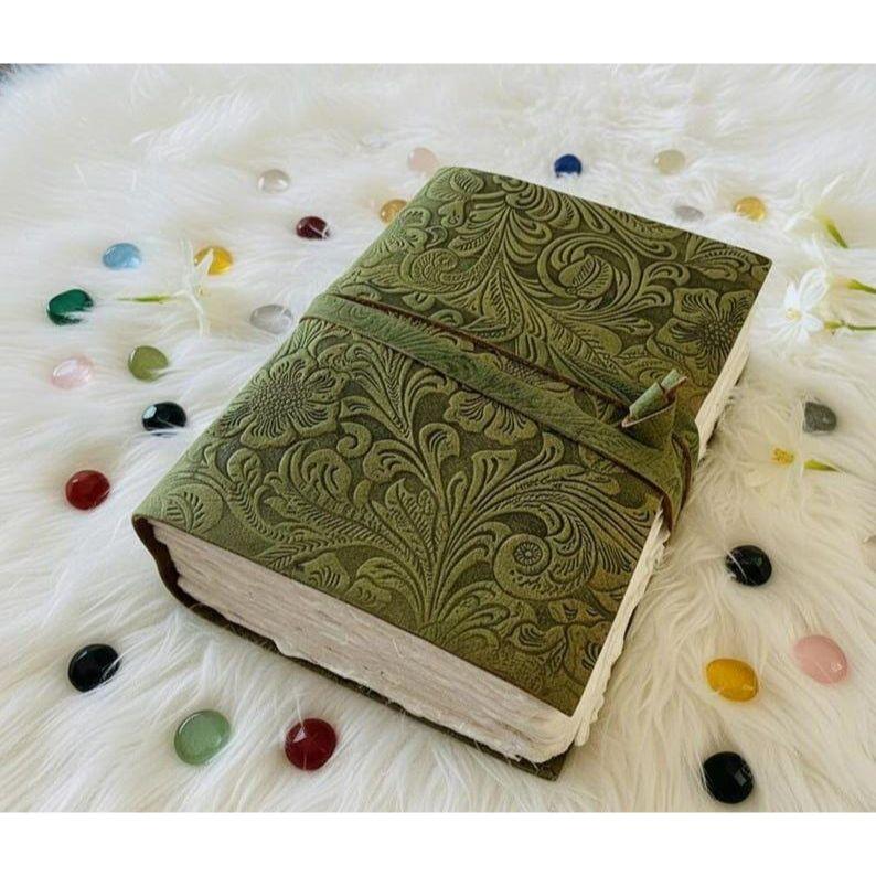 Geprägtes Leder-Notizbuch mit Blumen: Handgefertigtes Grimoire mit Büttenrand Meditationsgeschenke