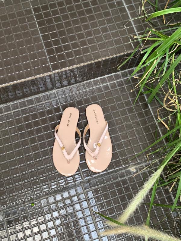 Fashion Low Rivet Beach Shoes Woman's Slippers Luxury Slides Rubber Flip Flops Sabot 2025 Flat Designer Hawaiian Summer Soft Metal Decor