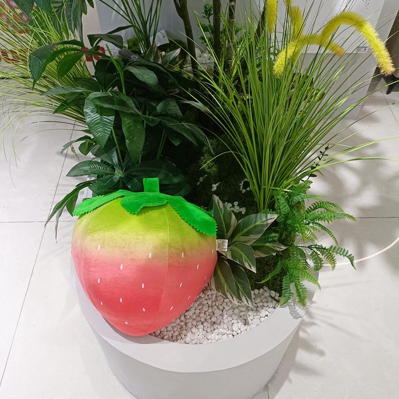 Peluche Fraise Dégradé Fruit Ornement de Bureau Poupée en Peluche Mignonne Décoration de Chambre Cadeau pour Maison Bureau Décoration d'Étagère 40cm