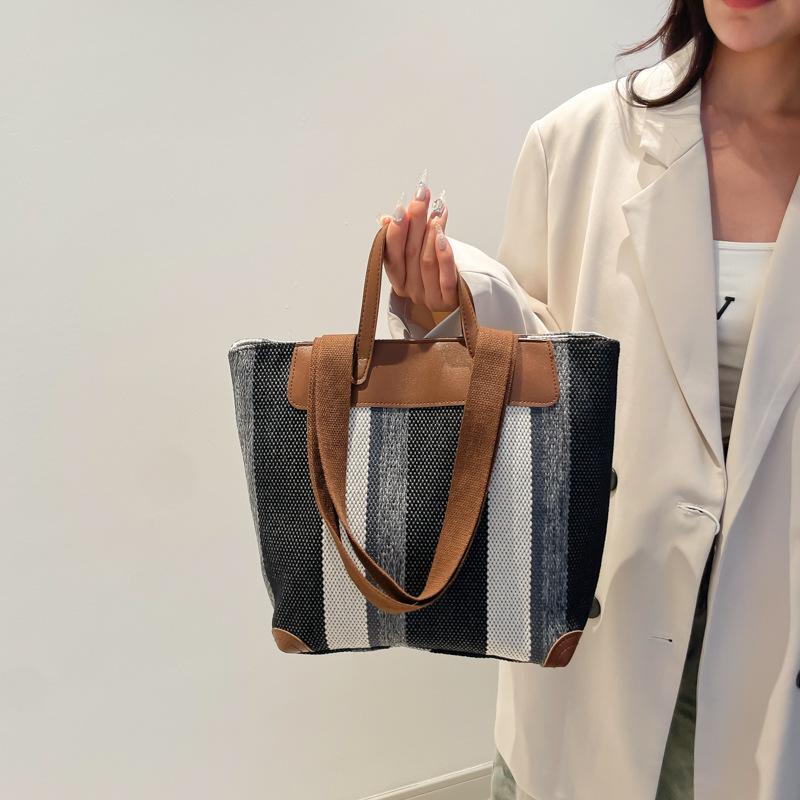 2025 New Fashion Cute Niche Personalized Shoulder Bag Women's Foreign Versatile Casual Large-capacity Handbag