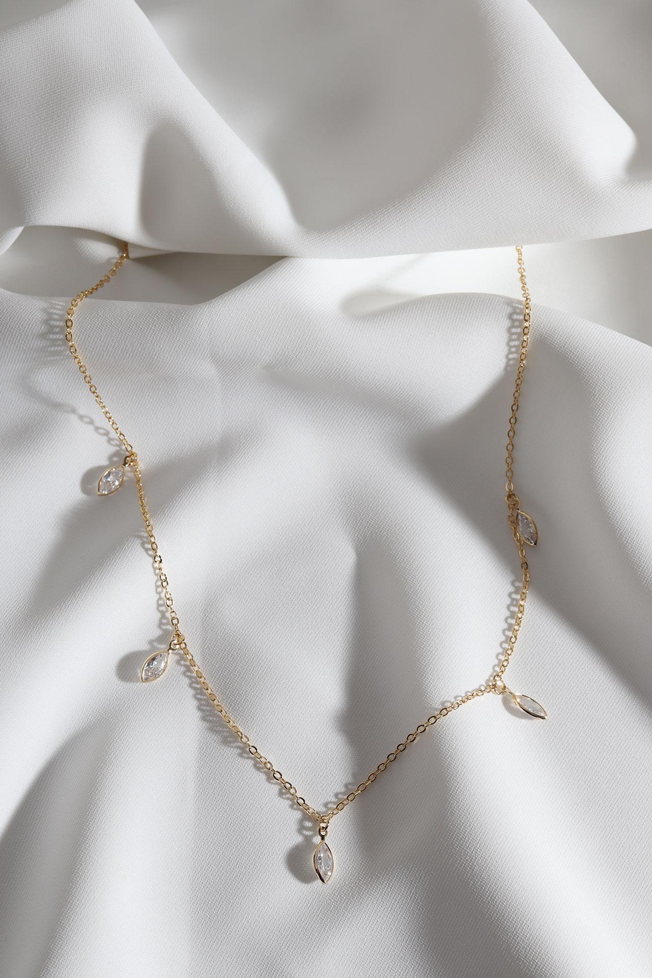 

Колье золотого цвета с рядами миндальных камней