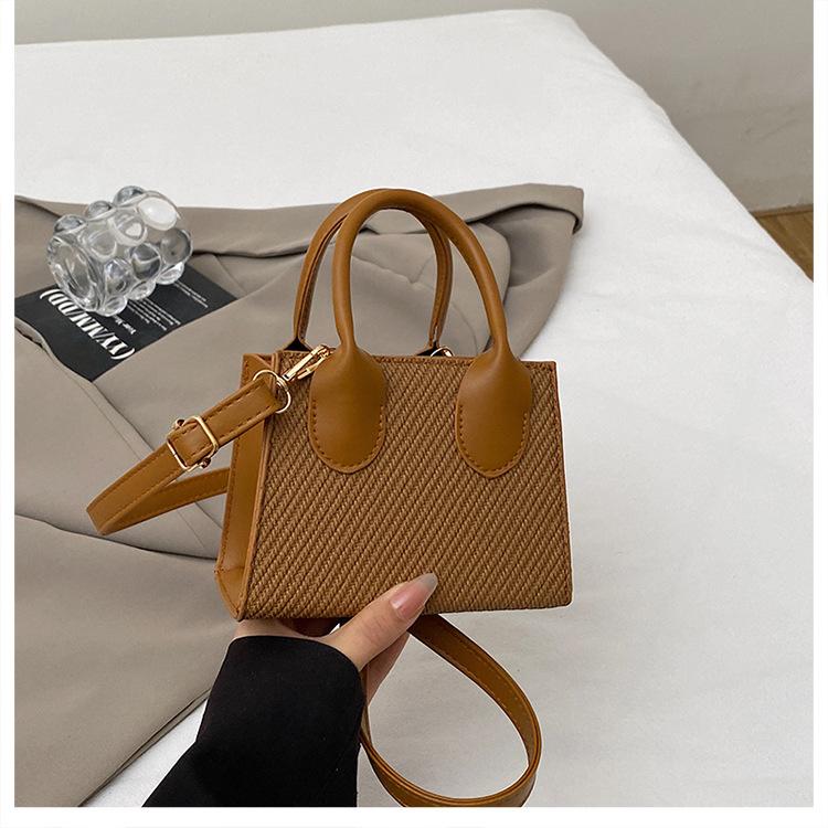 

2025 spring and summer new women s shoulder messenger bag small square bag fashion this year popular simple handbag коричневый
