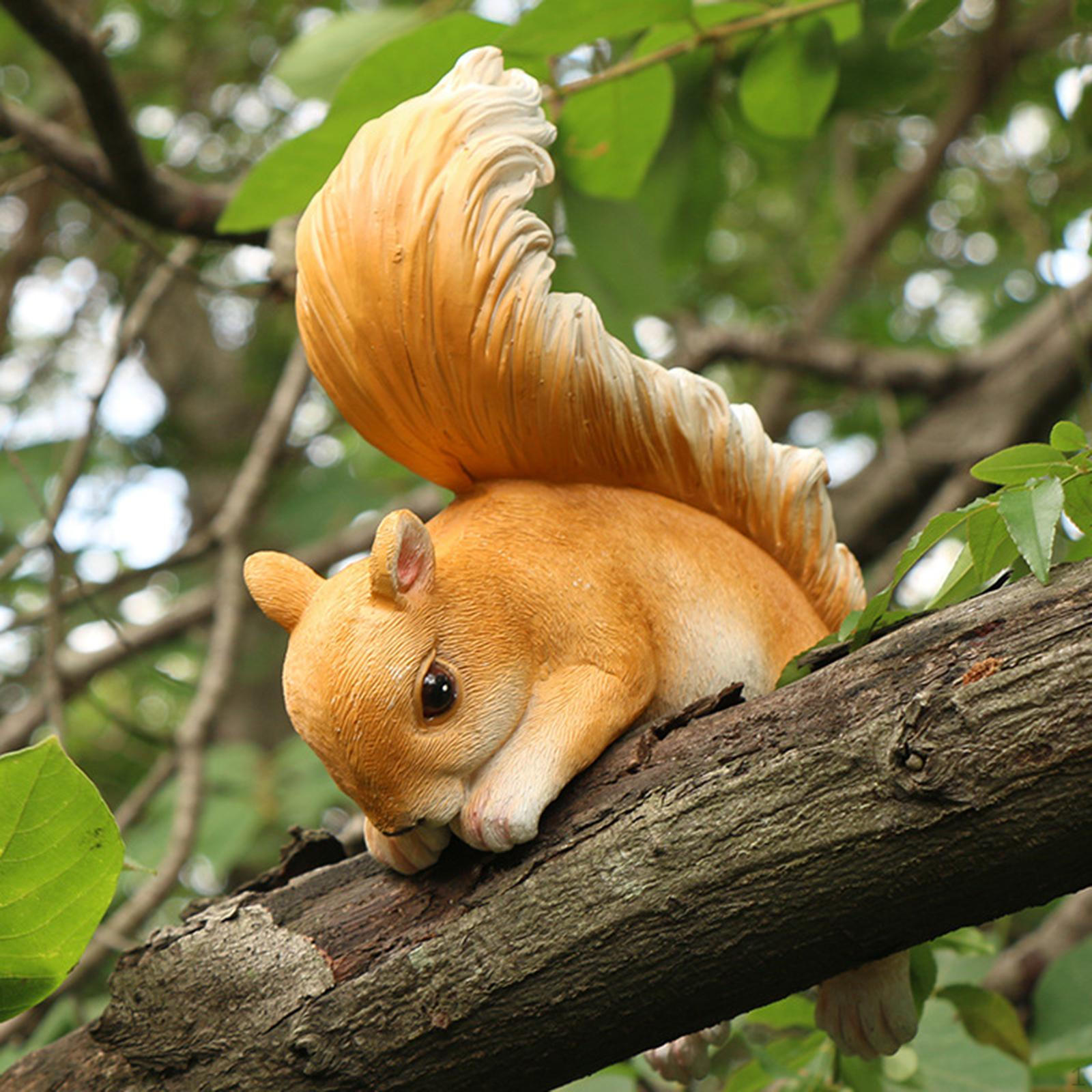 Очаровательная садовая скульптура белки для открытых пространств lying on tree