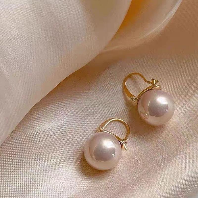 Pearl Earrings: Retro, High-End, Simple, Luxurious Design, Trendy.