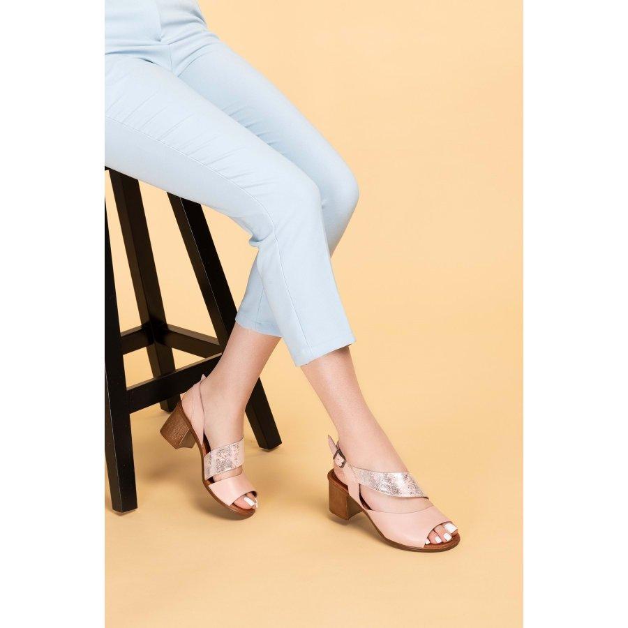 

Женские босоножки на каблуке из натуральной кожи