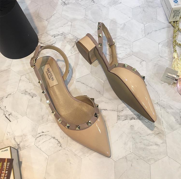 Sandales rivetées pour femmes, nouvelles chaussures plates pointues en cuir laqué Baotou Temperament, talons hauts, tailles 33 à 41, 2024