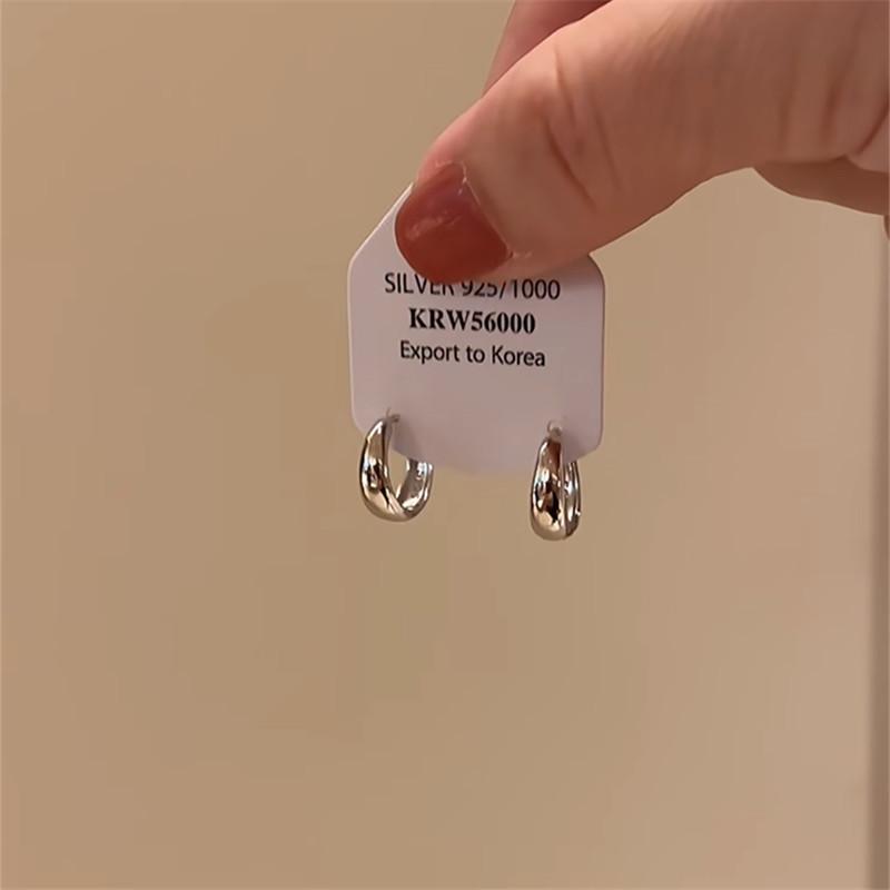 Pendientes de aro lisos de plata simples, nuevo estilo popular, de alta gama, pendientes de lujo ligero, pendientes de temperamento, diseño de nicho para mujer