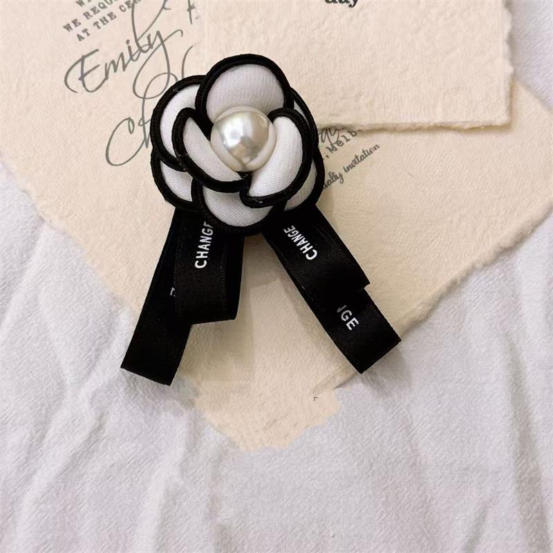 Kamelienperlenbrosche Ganzjahres-Universal-Trauerschmuck-Anstecknadel High-End Französisch Retro Elegant Tasche Stoff Schal Accessoire Brosche