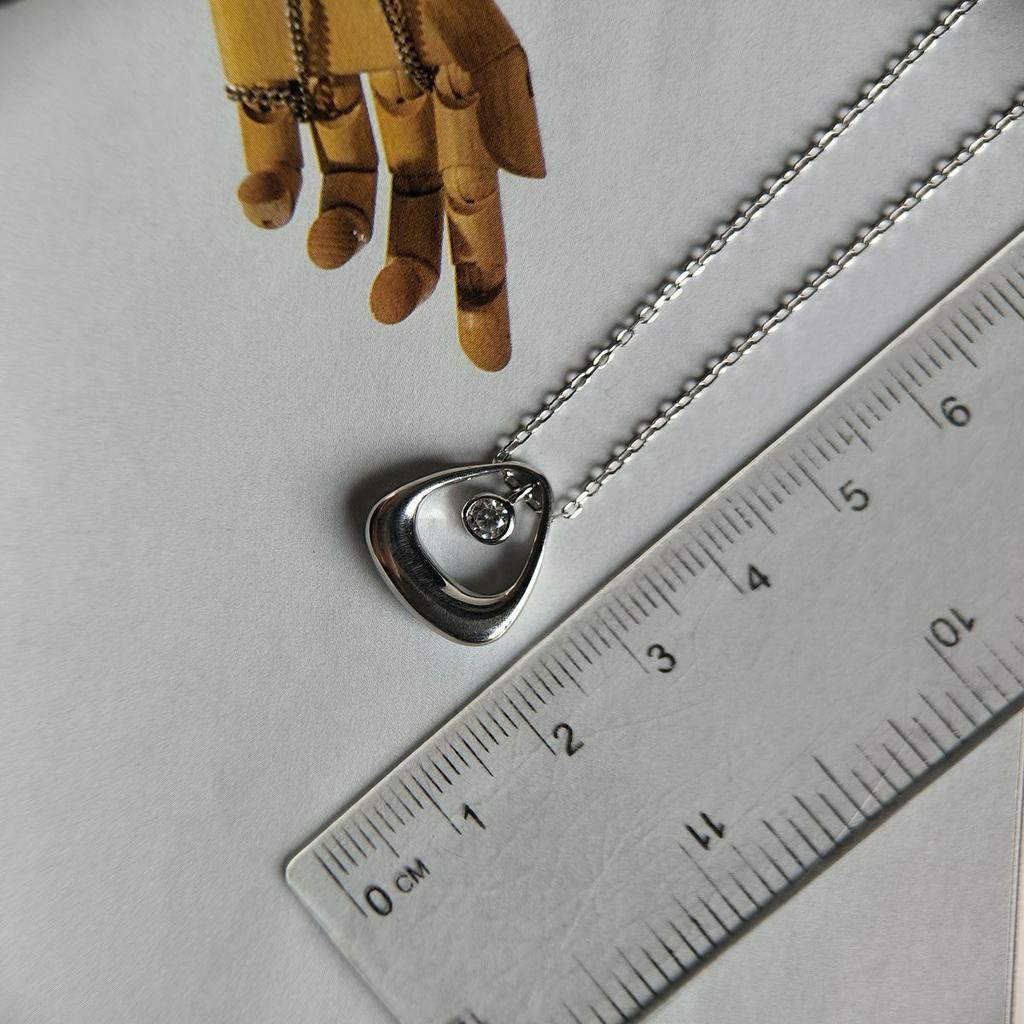 Серебряное колье с фианитами, вес изделия 3,95 гр (2186953)