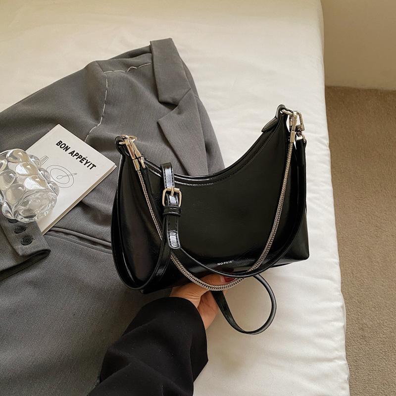 

Сумка подмышку женская 2025 осень новая в иностранном стиле модный нишевый дизайн сумка на плечо глянцевая цепочка сумка-мессенджер чёрный