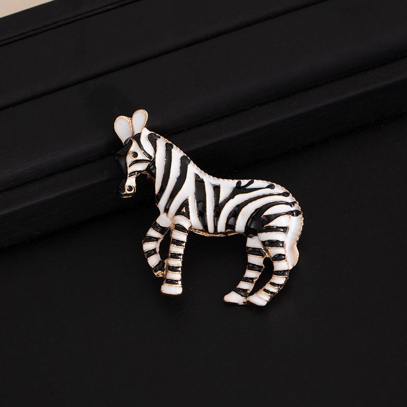 Elegant Zodiac Horse Brooch: Diamond-Inlaid Enamel Lapel Pin Accessory