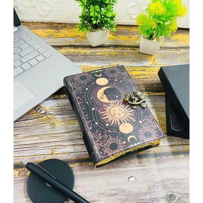 Sonne und Mond Grimoire-Tagebuch, Zauberbuch, gedrucktes Tagebuch, rustikale Seiten, Größe 7 x 5, Messing-C-Verschluss mit 240 Papiergeschenken für Sie
