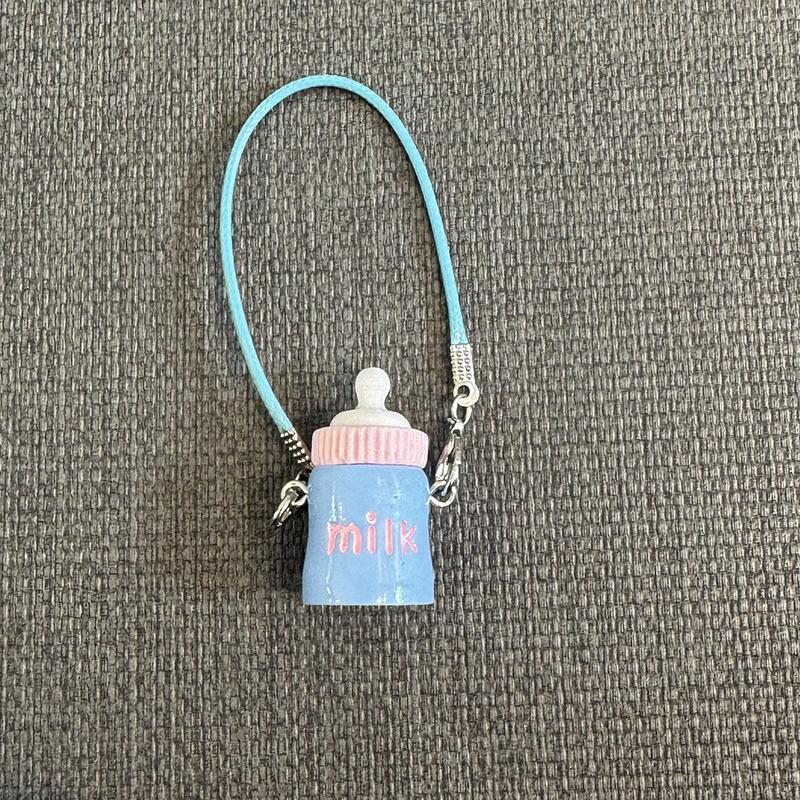 1 Stück Niedliche Cartoon Miniatur Wasserbecher Anhänger Charms für Puppenhalsdekoration Niedliches Mini Milchflaschenmodell Plüschpuppen Zubehör