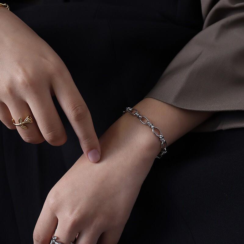 Minimalist Geometric Interlocking Chain Bracelet Women 18K Gold Plated Titanium Steel Hypoallergenic Lightweight Luxury