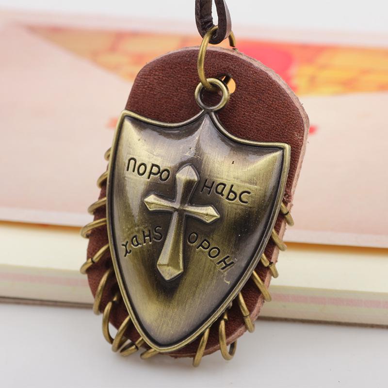 

Винтажный металлический кулон в виде щита крестоносца на цепочке из натуральной кожи