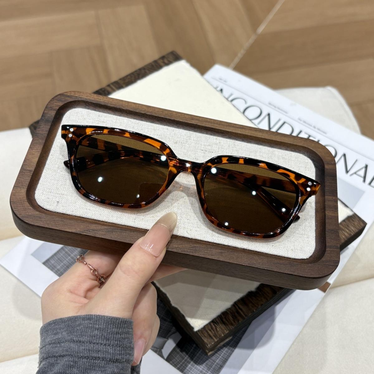 

European and American retro style men s and women s fashionable sunglasses trend versatile summer sun shading and UV protection