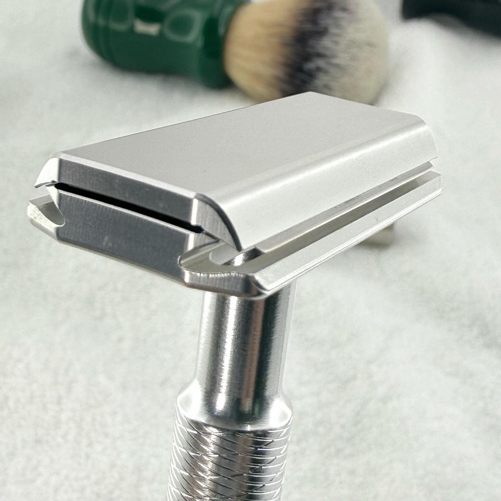 KAMPFE CNC Carving Closed Comb Double-Sided Aluminum Manual Safety Razor Classic Shaver Mild Scratcher for Men And Women Gift