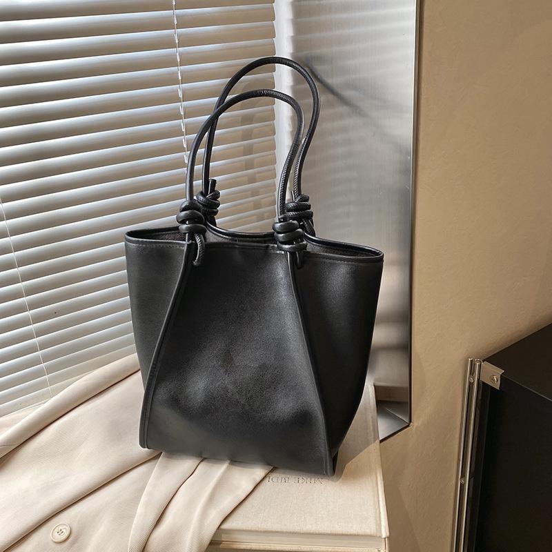 Large-capacity commuter tote bag women's new autumn and winter shoulder underarm bag portable shoulder mother and child bag
