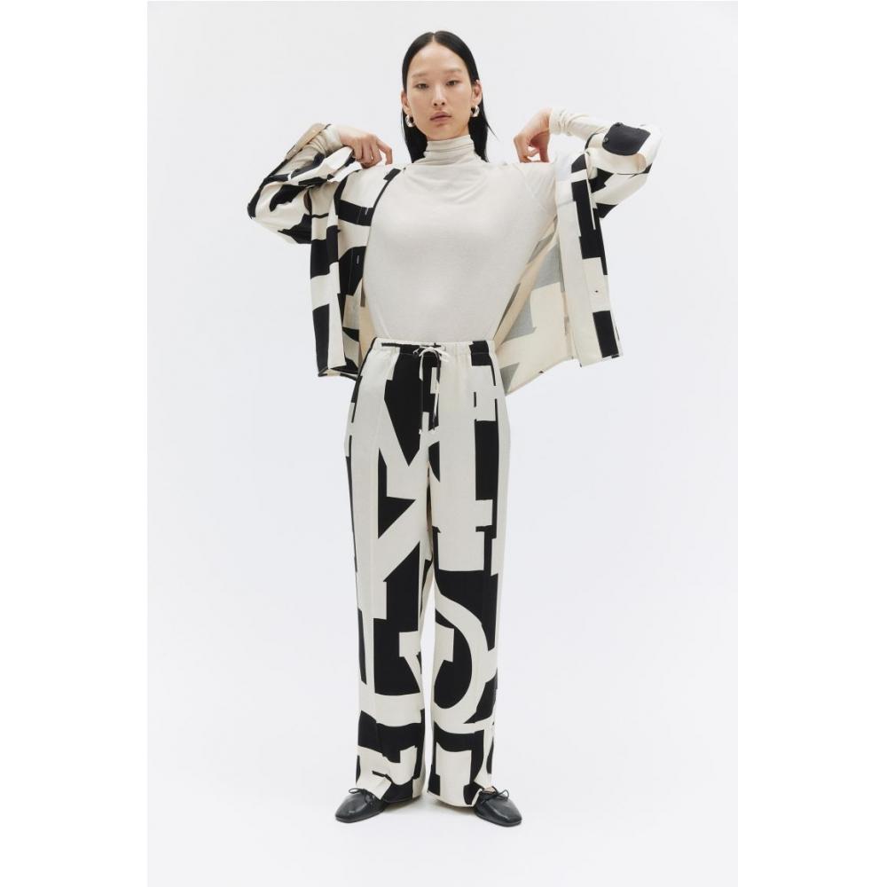 

Брюки без застежек HM черные с рисунком