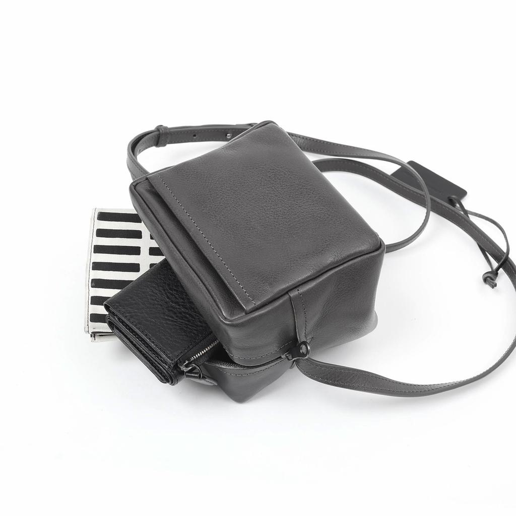 LEDERHANDWERKSUNTERNEHMEN Cube Umhängetasche, Italienisches Leder, MINIMAL LMM-1101 (Grau)