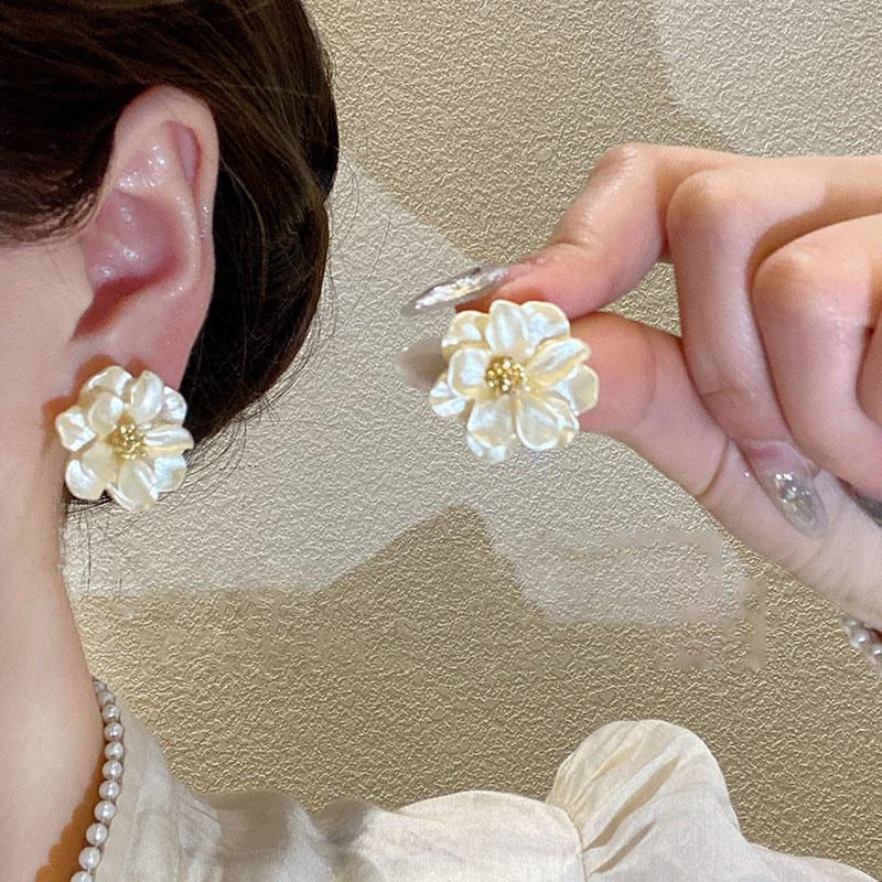 Elegant White Flower Stud Earrings Golden Stamen for Women Big Double Layer Gardenia Earrings Party Trendy Temperament Jewelry