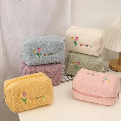 Süße Kosmetik-Aufbewahrungstasche mit Blumenstickereien, Kosmetiktasche, Federmäppchen, weiche Schminktasche aus Plüsch für Lippenstift und Schmuckbeutel
