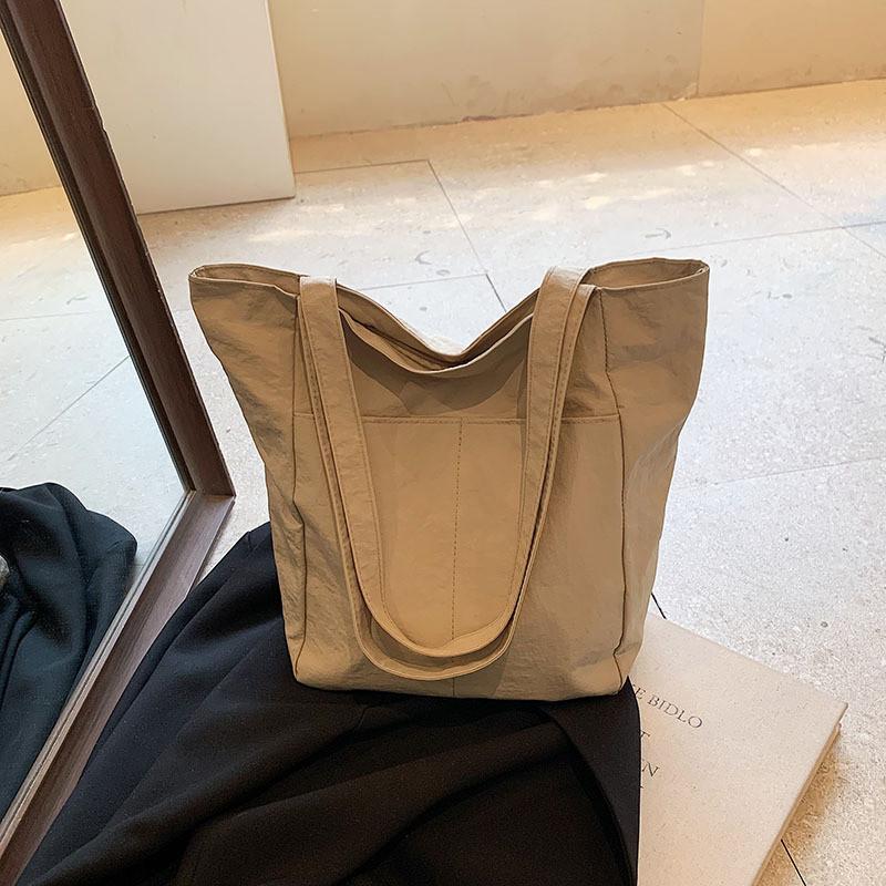 Stylish And Spacious Tote Bag For Women With Beautiful Design And Versatile Use