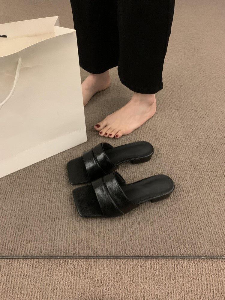 Koreanischer Feenwind offene Zehen quadratische Zehenpartie Ein-Wort-Slipper Damen Sommer Außenbekleidung Rock wunderschön ausbrechend silberne flache Sohle Sandalen