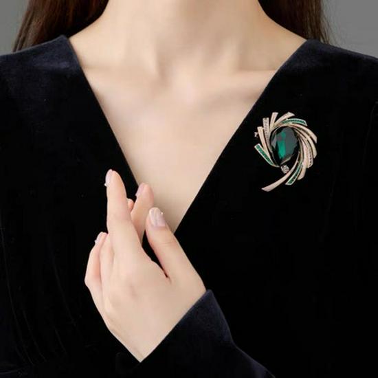 Elegant Large Zircon Brooch: Exquisite Women's Coat & Suit Accessory