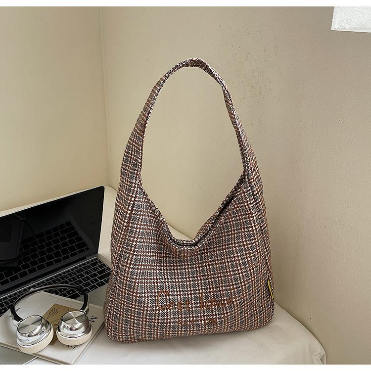 

Large capacity plaid shoulder bag women s 2025 new ins versatile commuter underarm bag student class tote bag коричневый