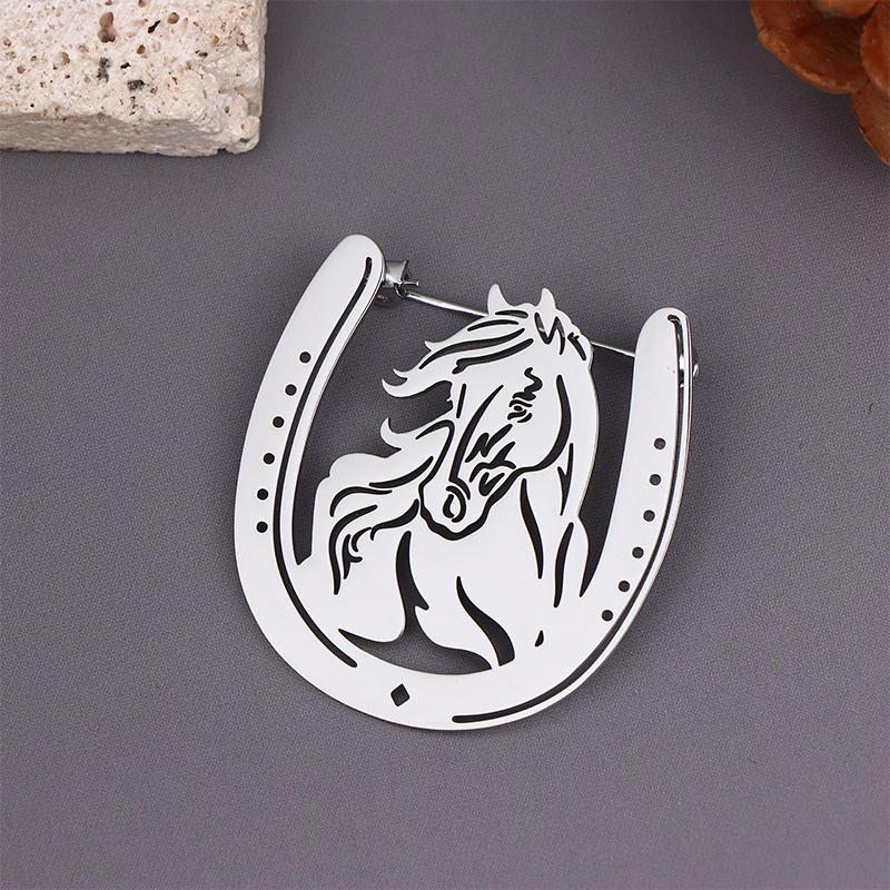 Western-Style Horseshoe Brooch Hollow-Out Horse Metal Pin Denim Backpack Embellishment Outdoor Casual Pins Accessory 1Pc