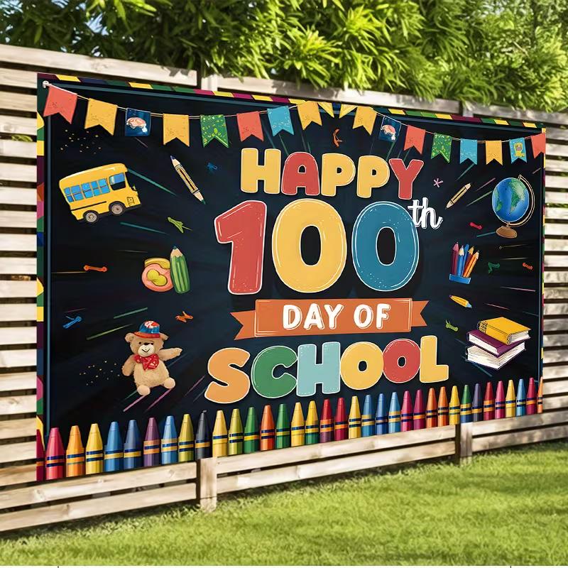 Fröhlicher 100. Schultag Kulisse, Lebendige Tafel-Szene mit Schulmaterial und Girlanden, Festliche Klassenzimmerwanddekoration