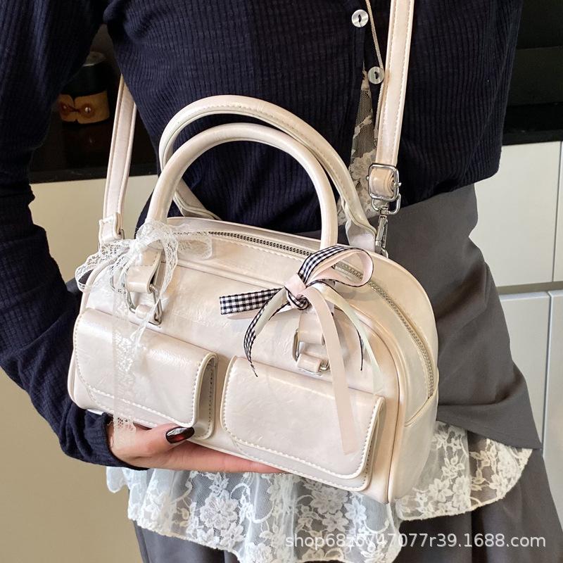 Versatile Korean version ins fashionable new portable Boston bag foreign style solid color oily skin niche simple messenger women's bag