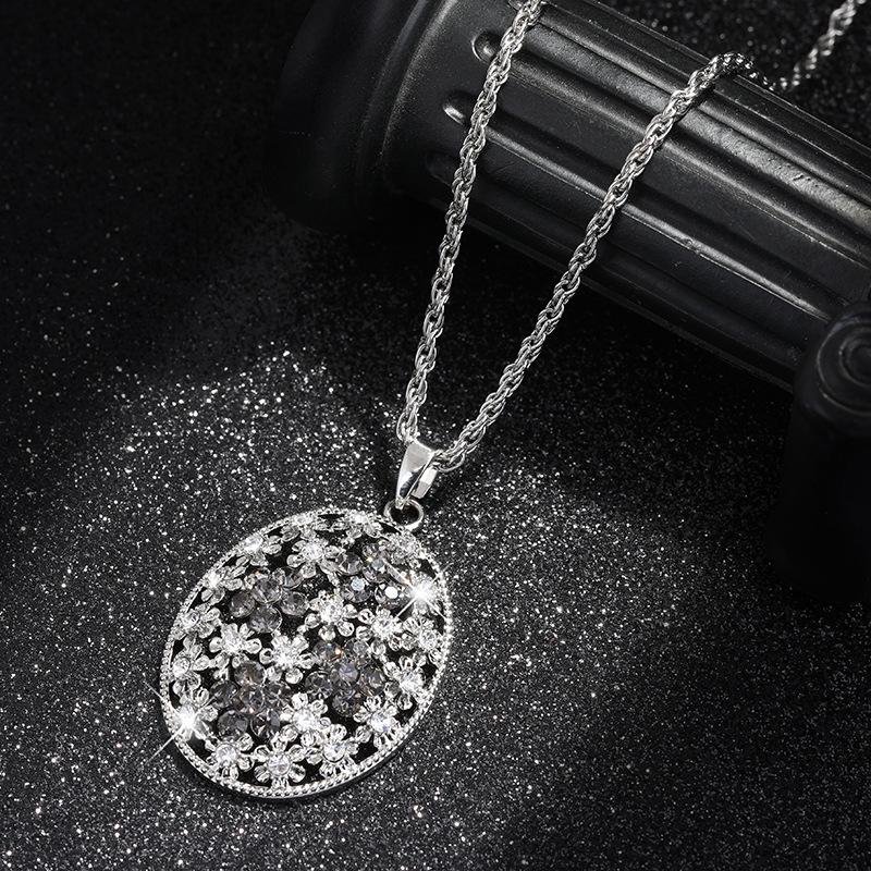 

Crafted Long Beautifully Pendant Necklace For Women With Charming Daisy And Details Feather Silver Gray